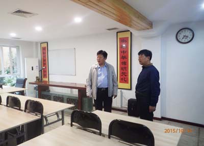 协会李英林副会长带领墨文增老师参观中华国学文化发展促进会，并向墨老师介绍协会的国学文化大讲堂